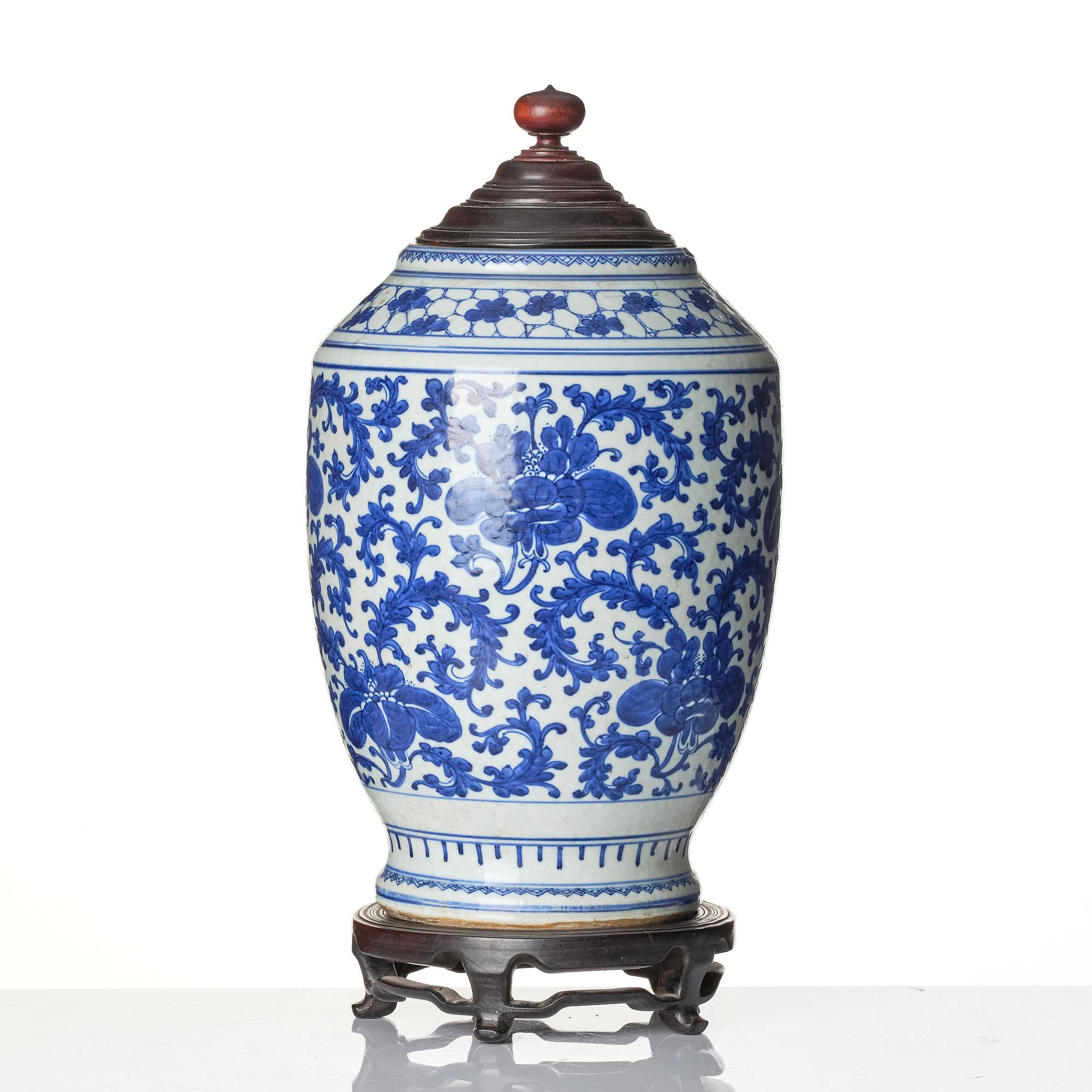 Vas, porslin, Qingdynastin, omkring år 1800.