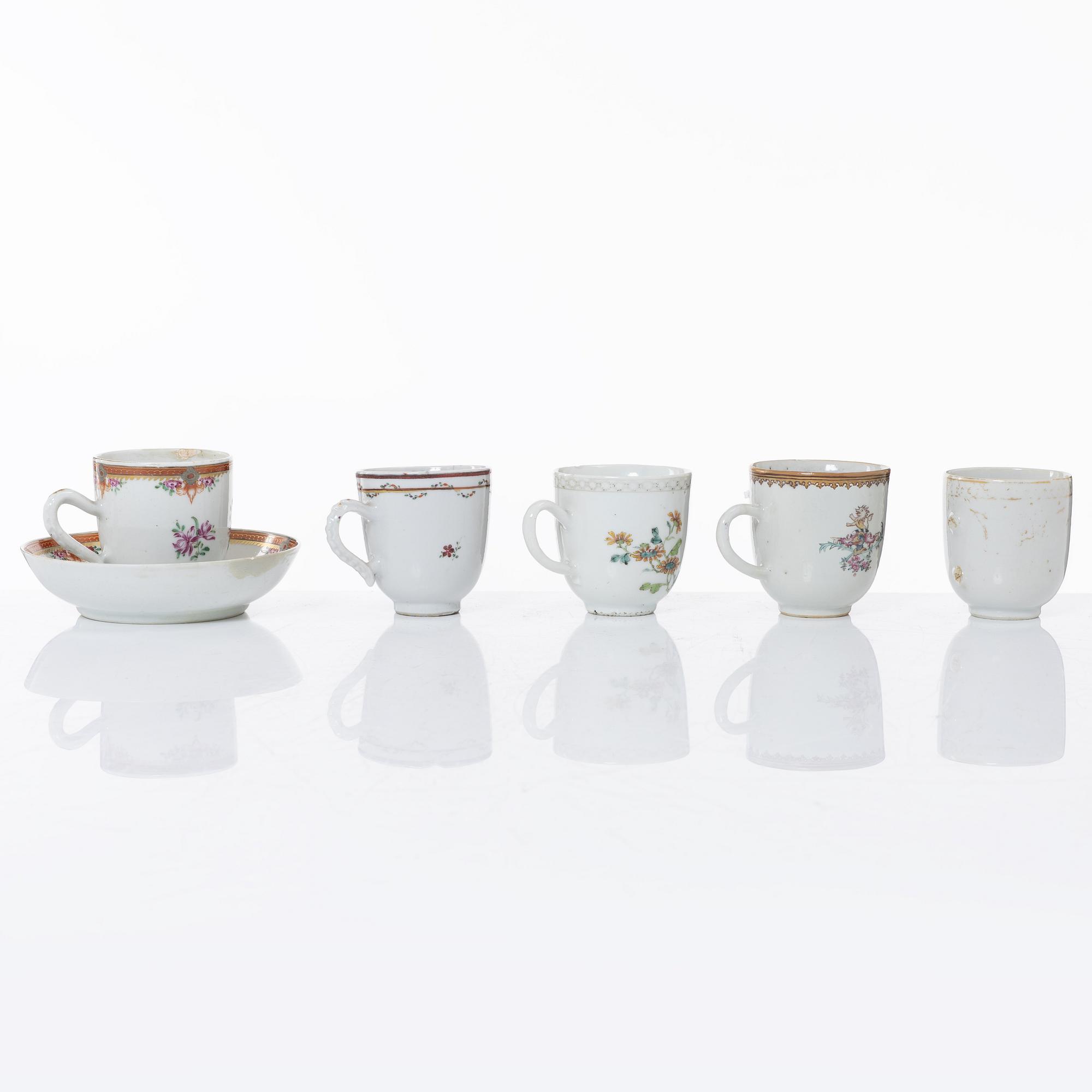 Koppar, fyra stycken, samt kopp med fat, vapenporslin, Qingdynastin, 1700-tal.