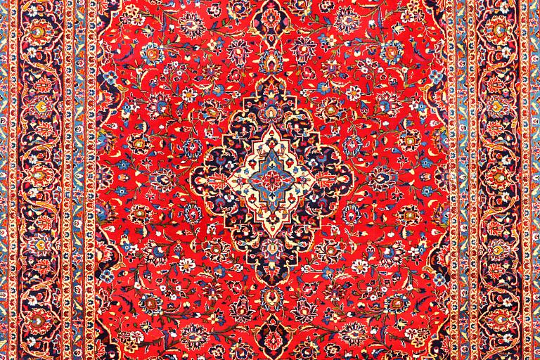 A Kashan carpet, c. 390 x 252 cm.
