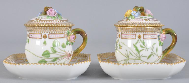 CREMEKOPPAR MED LOCK OCH FAT, 2 st, 
porslin, "Flora Danica" Royal Copenhagen, Danmark.