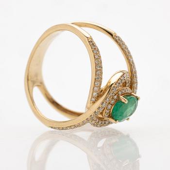 Ring 14K guld med en smaragd och diamanter.