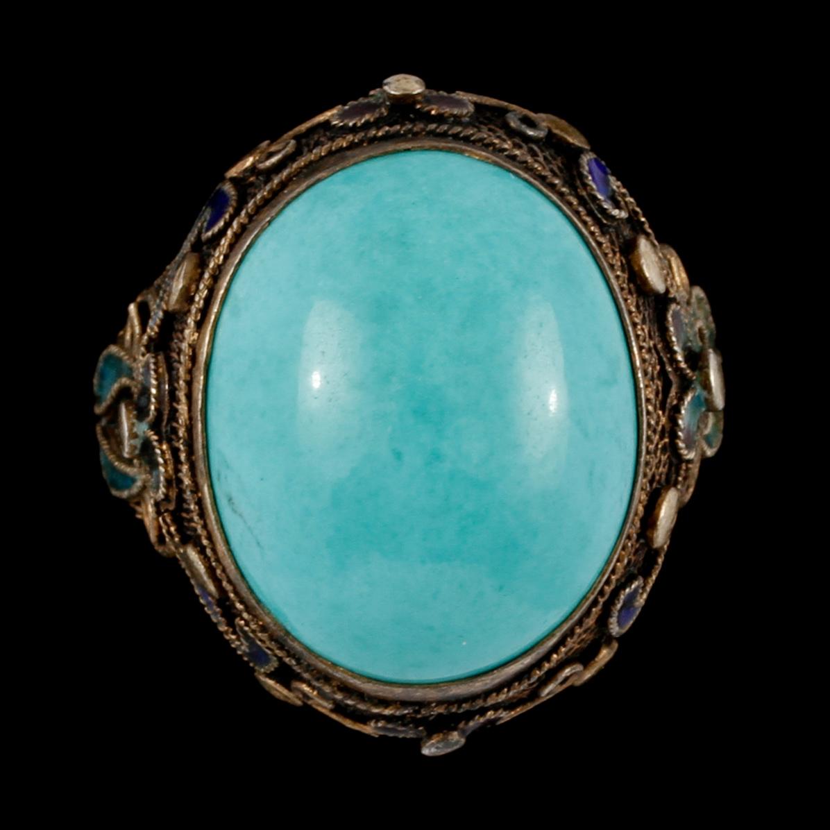 BROSCH samt RING, förgyllt silver med cabochonslipade turkoser och emalj, sekelskifte 1800/1900-tal. Vikt 20 g.
