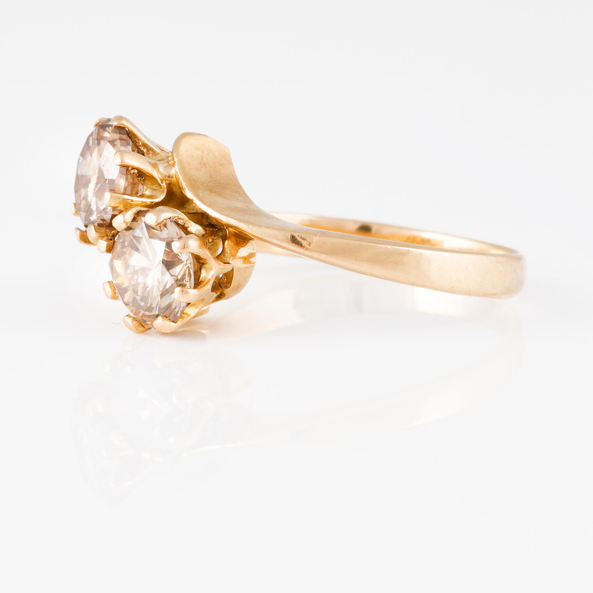RING, 18K guld med bruna briljantslipade diamanter ca 2.00 ct. Vikt 4,8 gram.