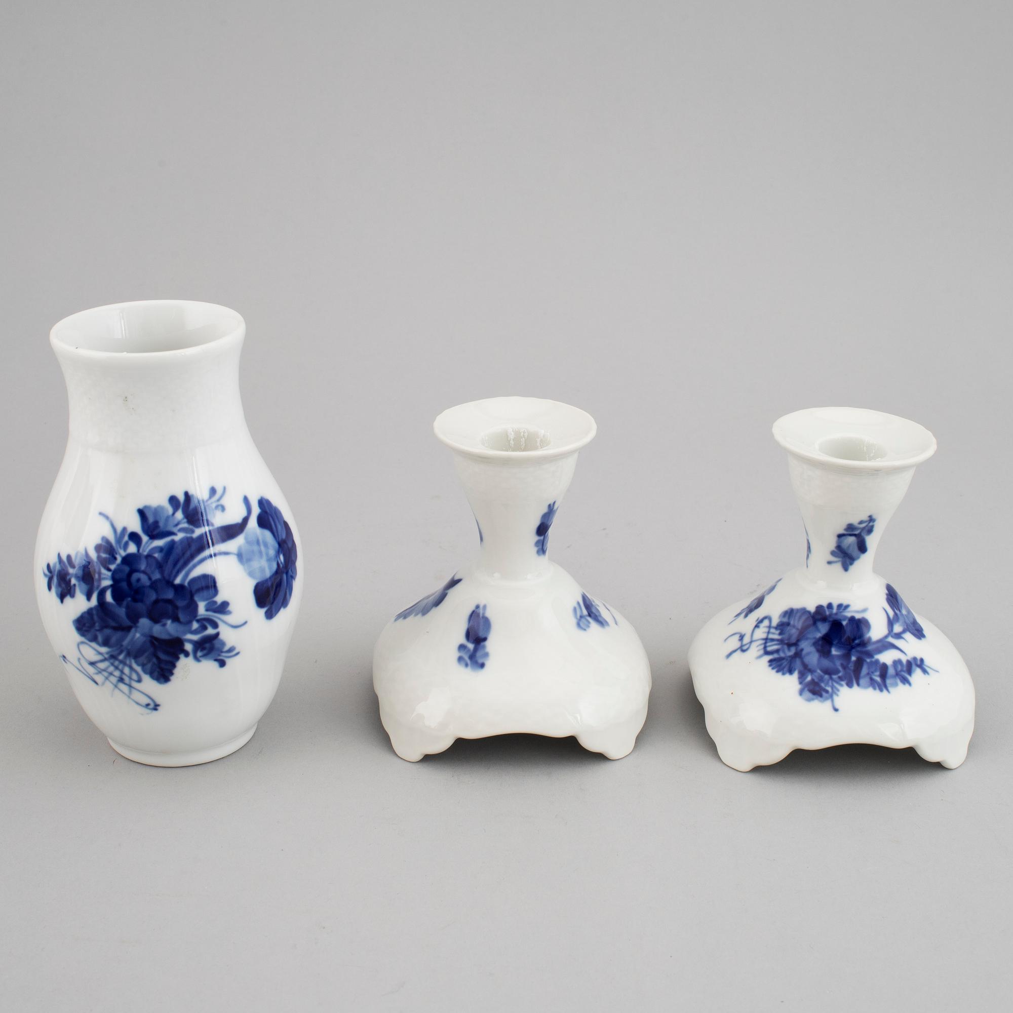 A 35-piece Royal Copenhagen "Blå blomst" porcelain coffee service, Denmark, 20th Century.