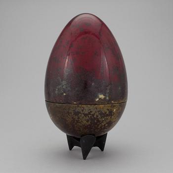 An egg by Hans Hedberg, Biot.