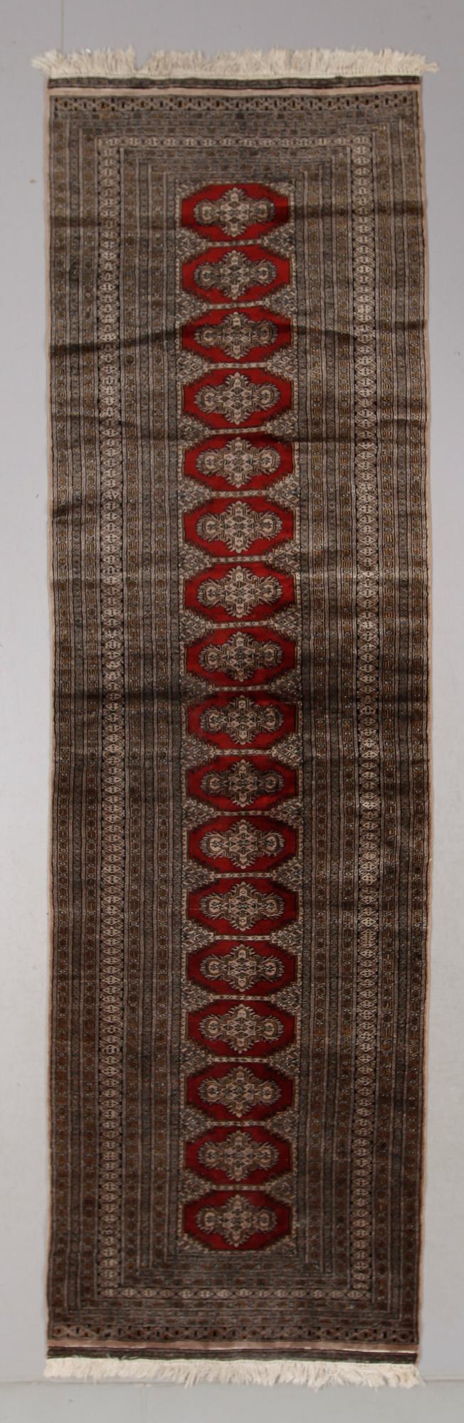 MATTA, orient, ca 333 x 97 cm.