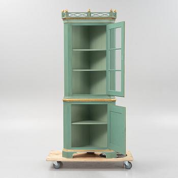 Hörnskåp med vitrin, Louis XVI-stil, Danmark, 1900-talets andra hälft.
