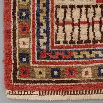 Märta Måås-Fjetterström, Matta, "Röda trädgårdsmattan", flossa, ca 335,5-337,5 x 224,5-230,5 cm, signerad AB MMF.