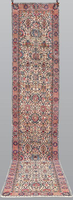 Gallerimatta, Kirman, ca 434 x 88 cm.