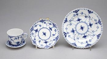 MOCCASERVIS, 36 delar, Musselmalet, Royal Copenhagen, 1900-talets andra hälft.