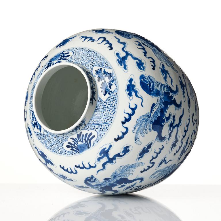 A large blue and white jar, Qing dynasty, 19th century.