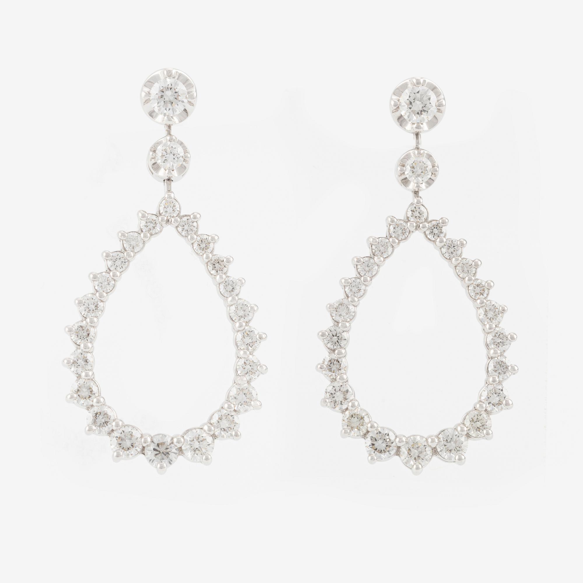 Drop-shaped earrings with brilliant-cut diamonds.