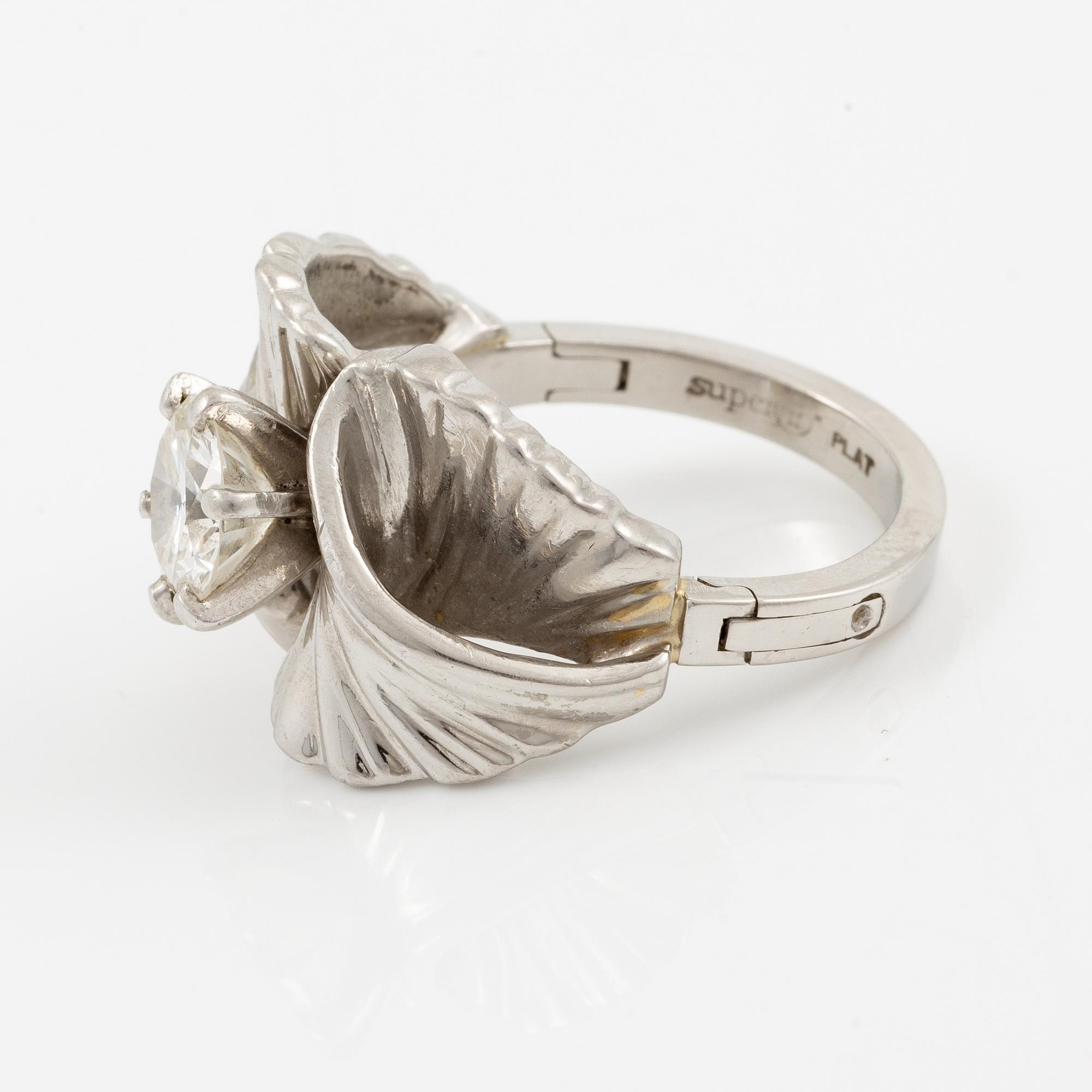 Ring, platinum with a brilliant-cut diamond approximately 1.50 ct.