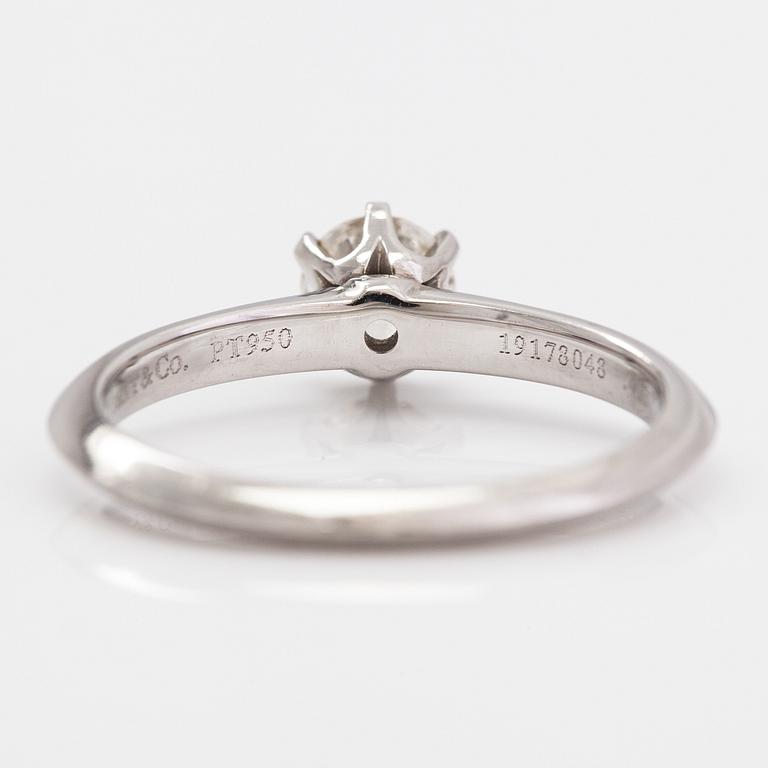 Tiffany & Co, Ring, platina och diamant ca 0.41 ct. Märkt Tiffany & Co, 19178048.