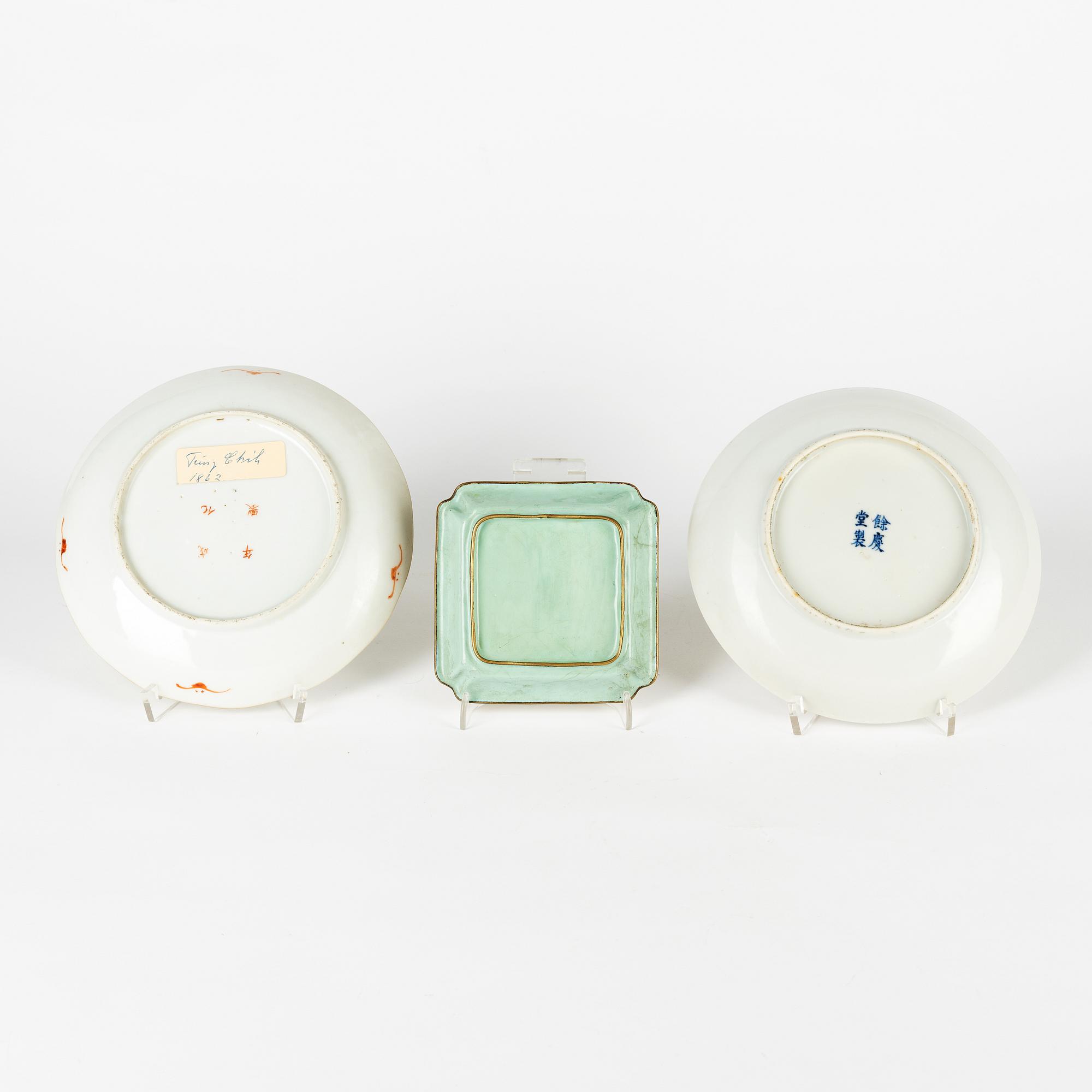 Two porcelain dishes and a jar with cover. An enamel on copper coaster and cigarette case. China, late Qingdynasty/20th.