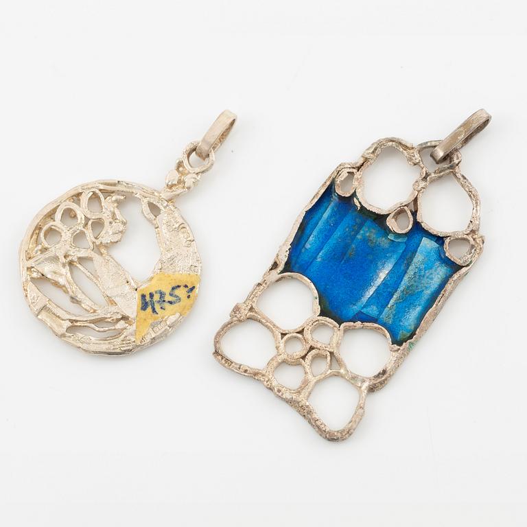 Lars Arby, three neck rings and two pendants, silver with enamel.