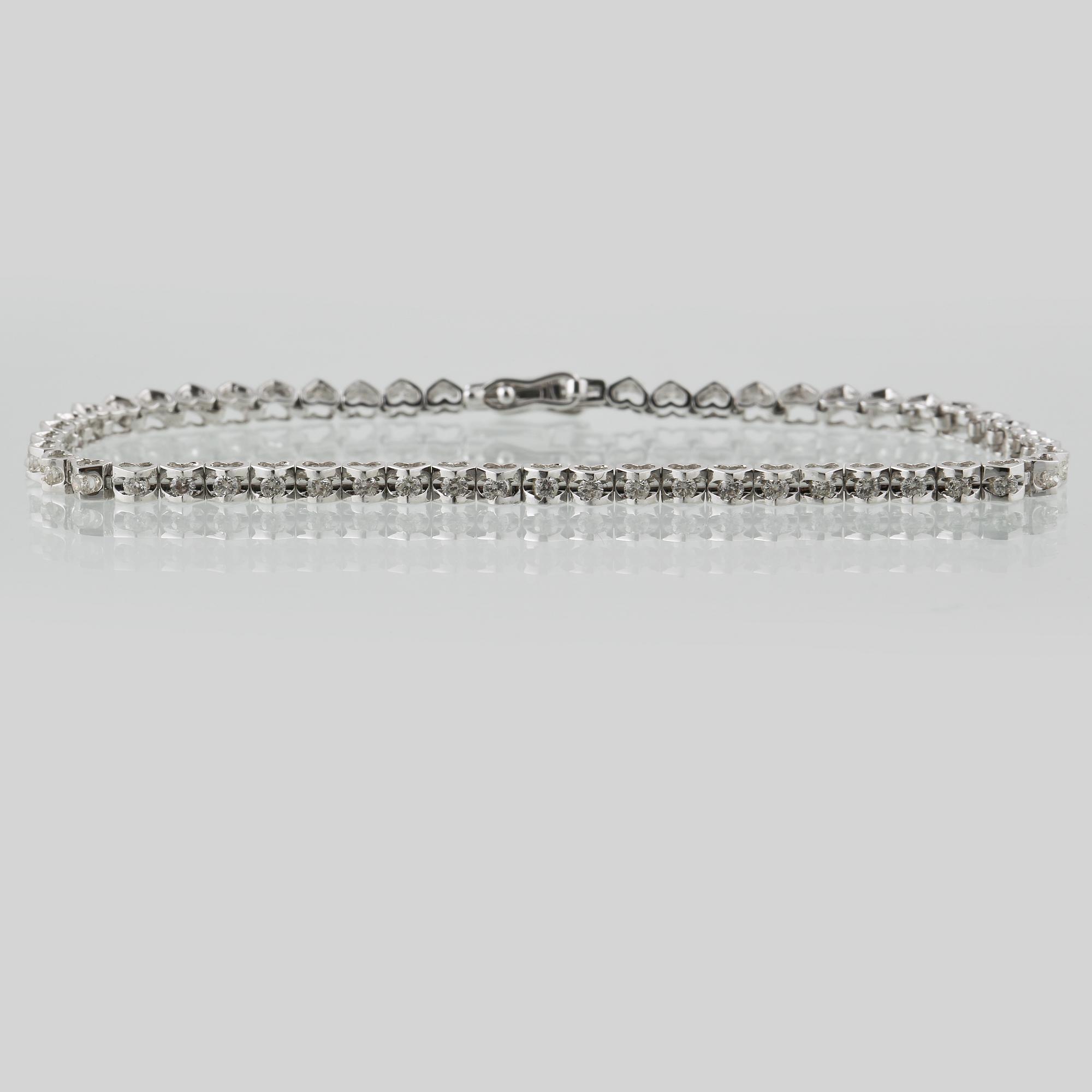 ARMBAND, 18K vitguld med briljantslipade diamanter ca 0.93 ct. Vikt 4,8 gram.