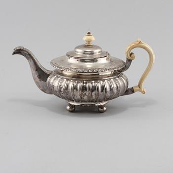 TEKANNA, silver, Gustaf Möllenborg, Stockholm, 1834. Vikt 1140 g.