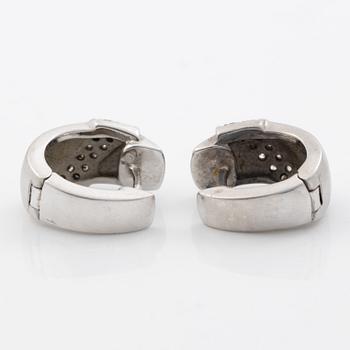 18K white gold earrings with small brilliant-cut diamonds.