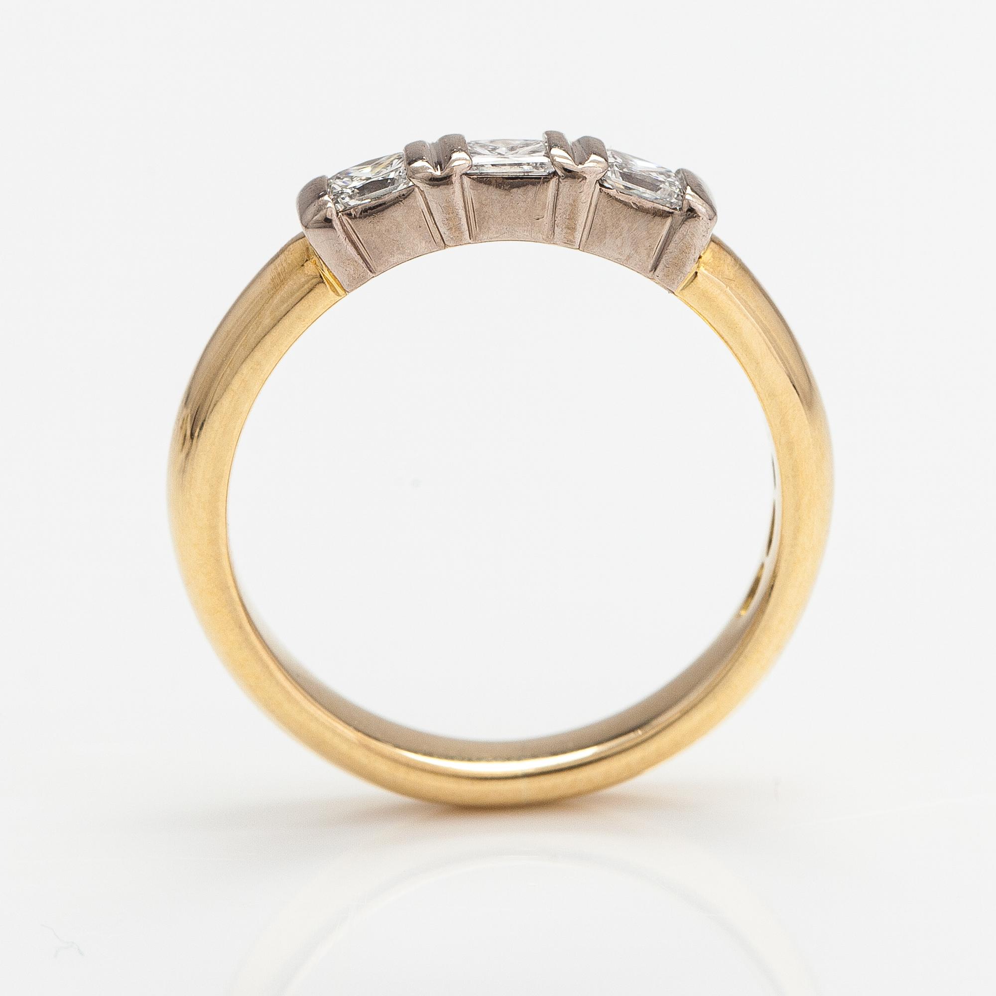 Sormus, 18K kultaa, princesshiottuja timantteja n. 0.39 ct yht. Kultakeskus, Tampere 2007.