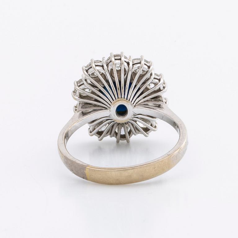SAPPHIRE RING 18K whitegold 1 sapphire approx 9 x 7 mm and brilliant-cut diamonds approx 1,5 ct.