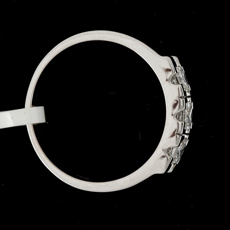 RING, 18k vitguld med briljantslipade diamanter tot ca0,63ct. Vikt 5g.