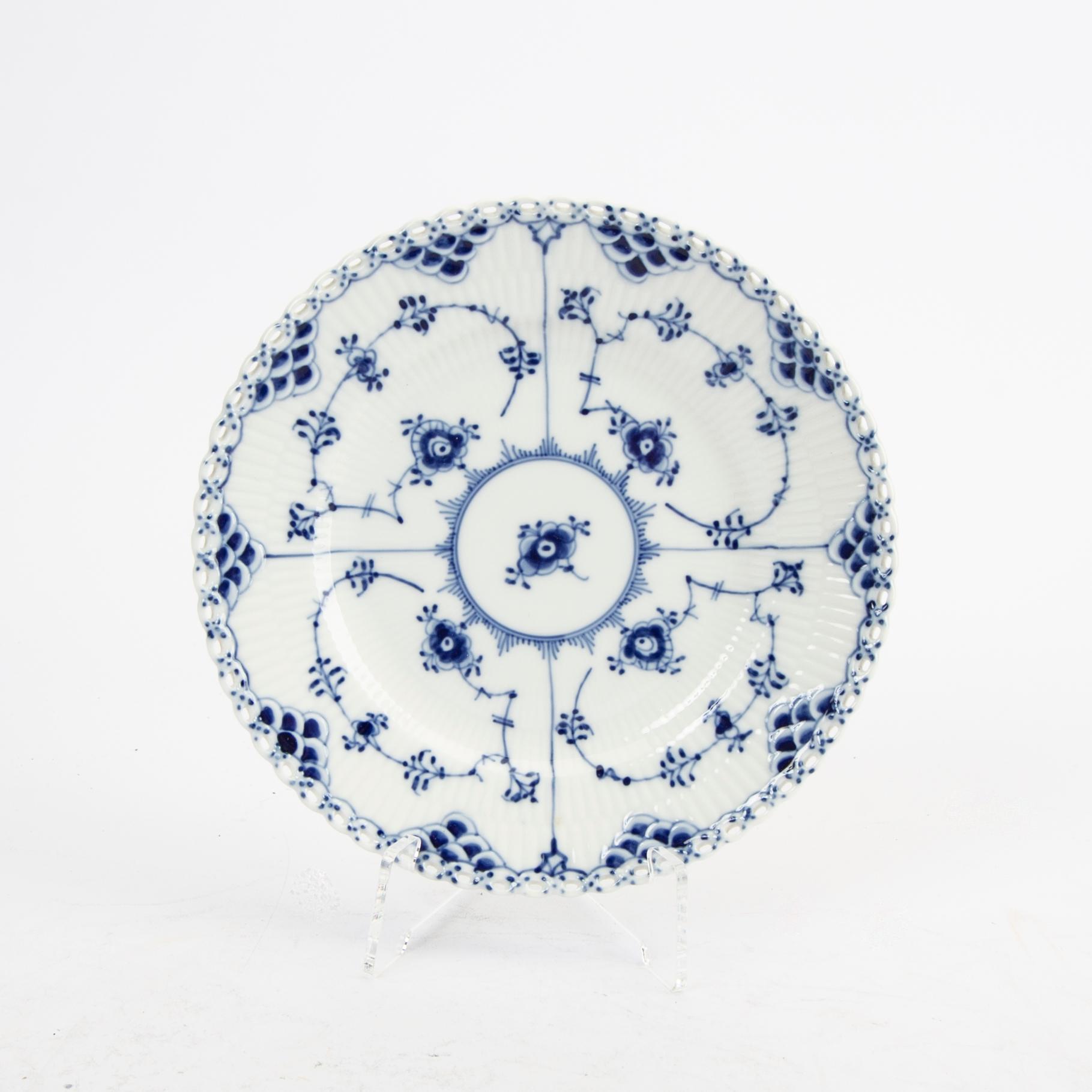 Service 45 dlr "Musselmalet" hel and halv blonde Royal Copenhagen Denmark porcelain.
