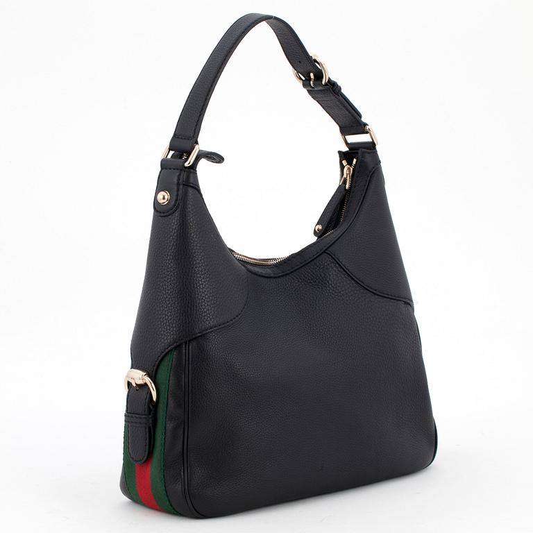 GUCCI, a black leather shoulderbag.