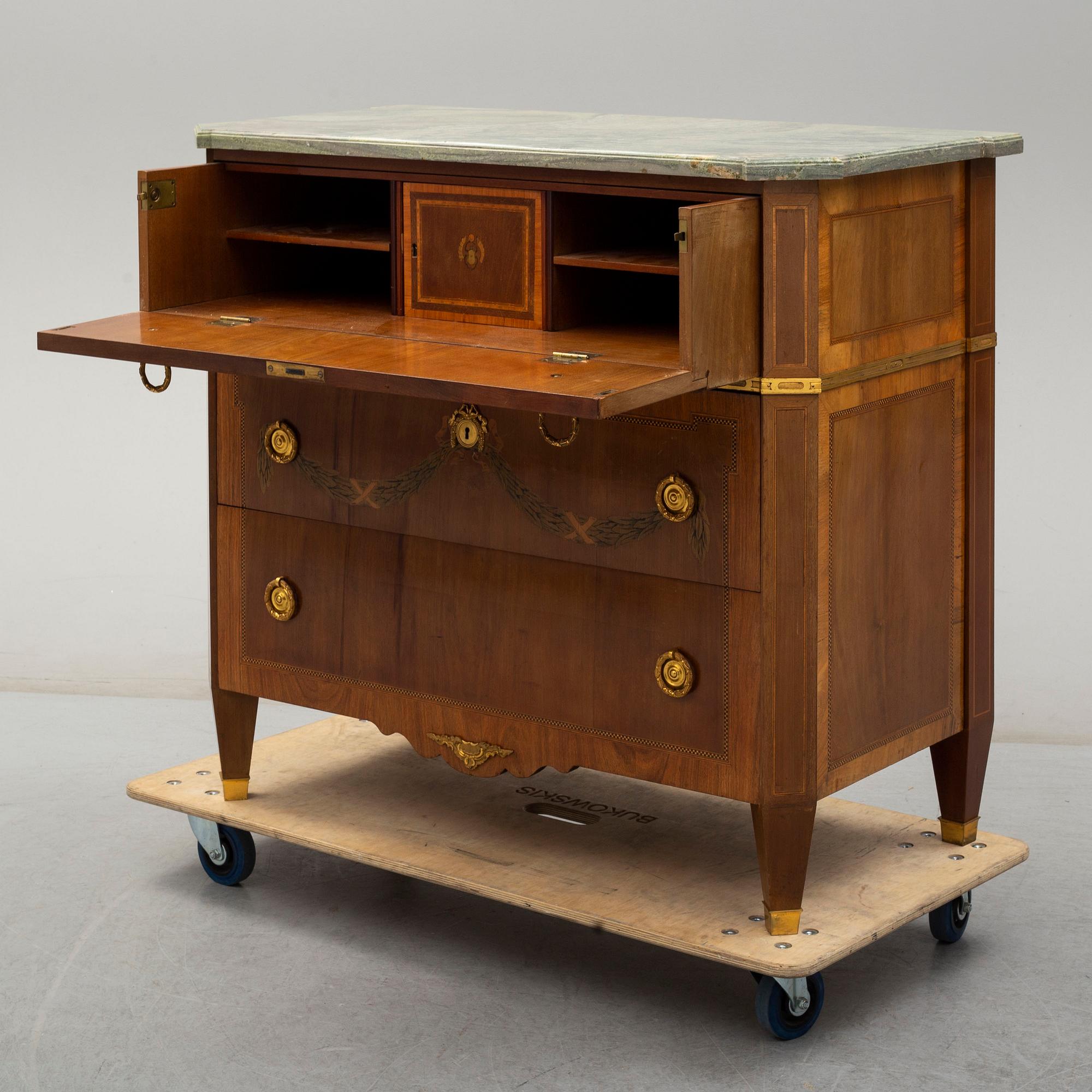 CHEST OF DRAWERS, gustavian style, first half of the 20th century.