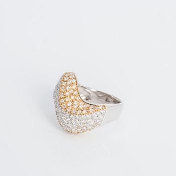 RING, 18K guld och vitguld med briljantslipadediamanter ca 3.00 ct.