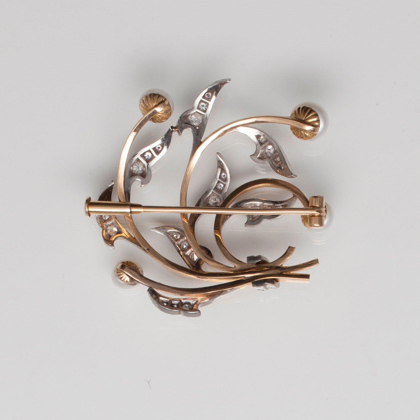A BROOCH, 18K gold. 8/8 cut diamonds c.a 0.48 ct, cutured pearls. A. Tillander  1950/60 t. Weight 7,5 g.