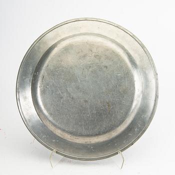 An English 18th/19th century pewter plate.
