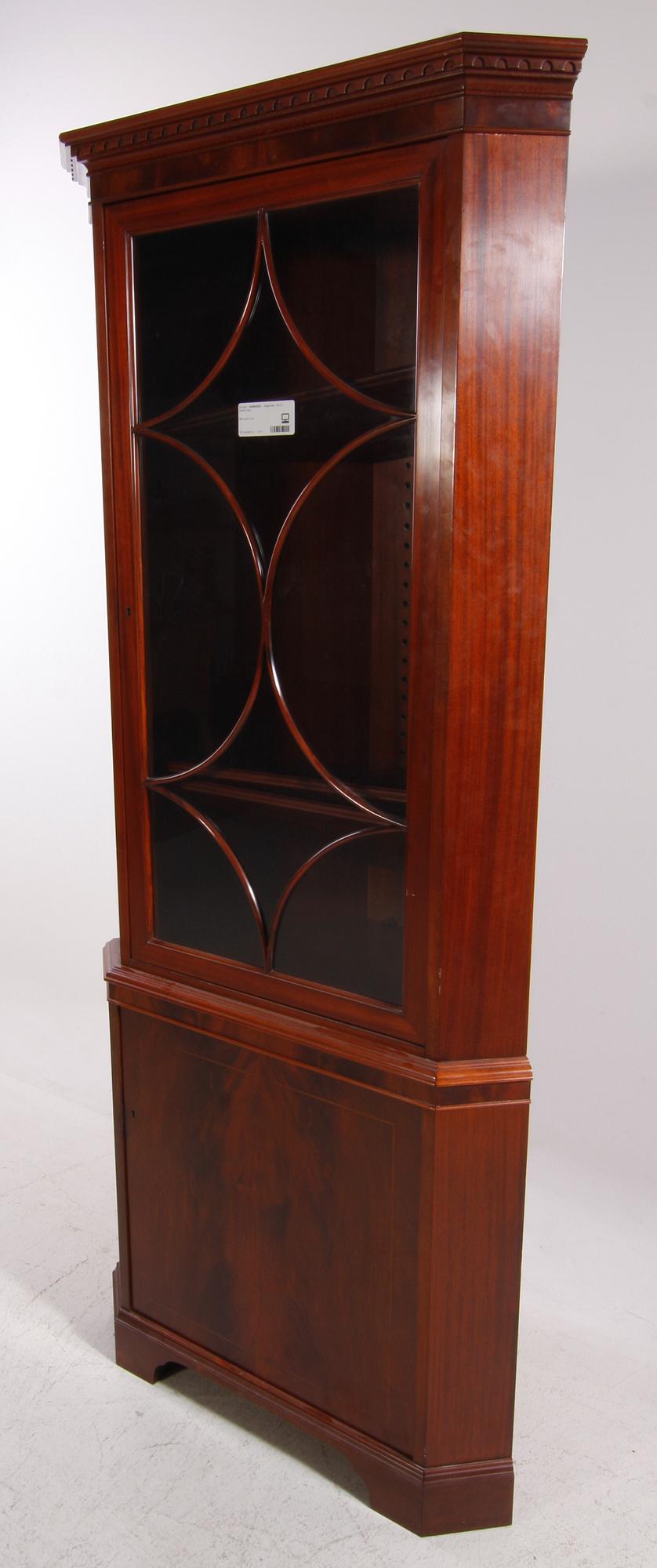 HÖRNSKÅP. Engelsk stil. 1900-tal.