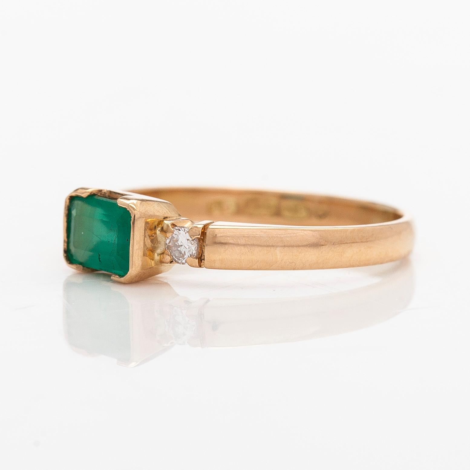 Sormus, 18K kultaa, smaragdi ja timantteja. Suomalaiset leimat 1990.