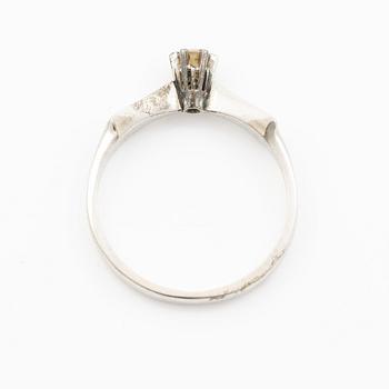 Ring in 18K white gold set with a brilliant-cut diamond.