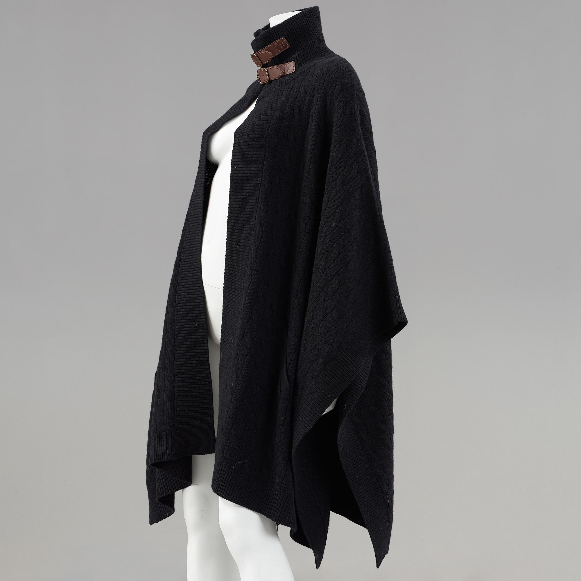 A black knitten wollponcho by Ralph Lauren.