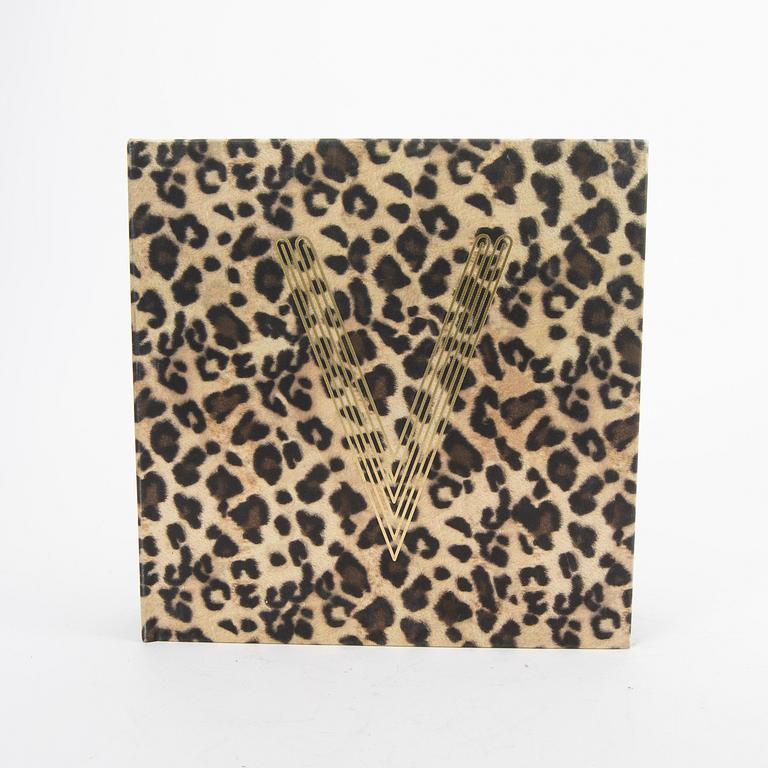 Dian Hanson, bokverk "Vanessa del Rio - Fifty Years of Slightly Slutty Behaviour"  Taschen numrerad upplaga 0993/1500 New York 2007.