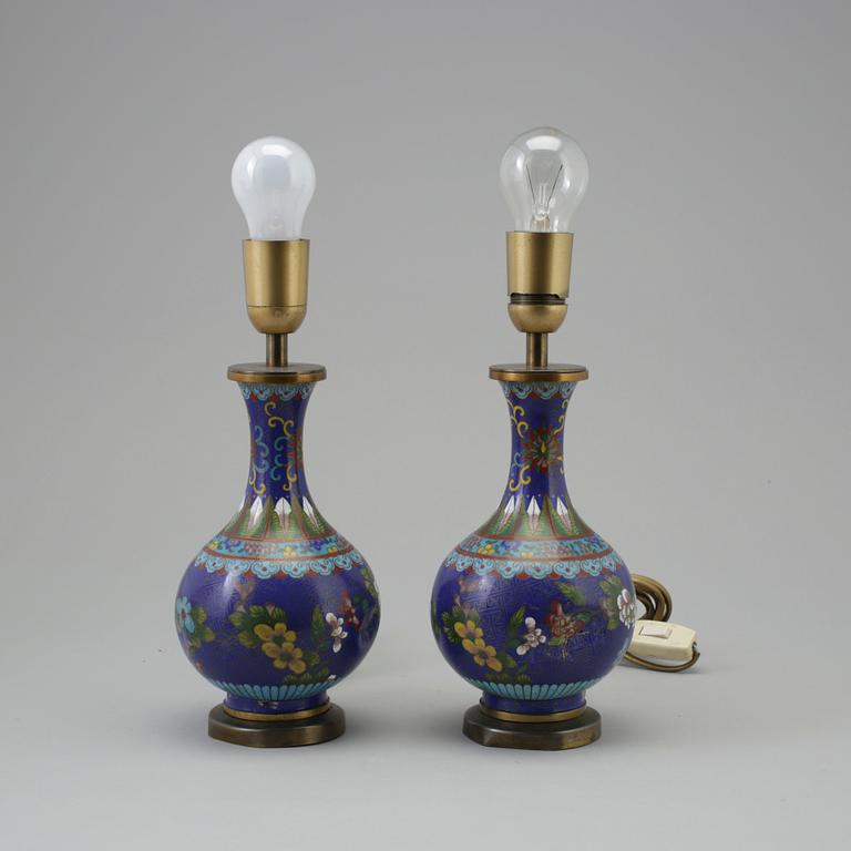 BORDSLAMPOR, två stycken, Kina, cloisonne-emalj. 1900-tal.