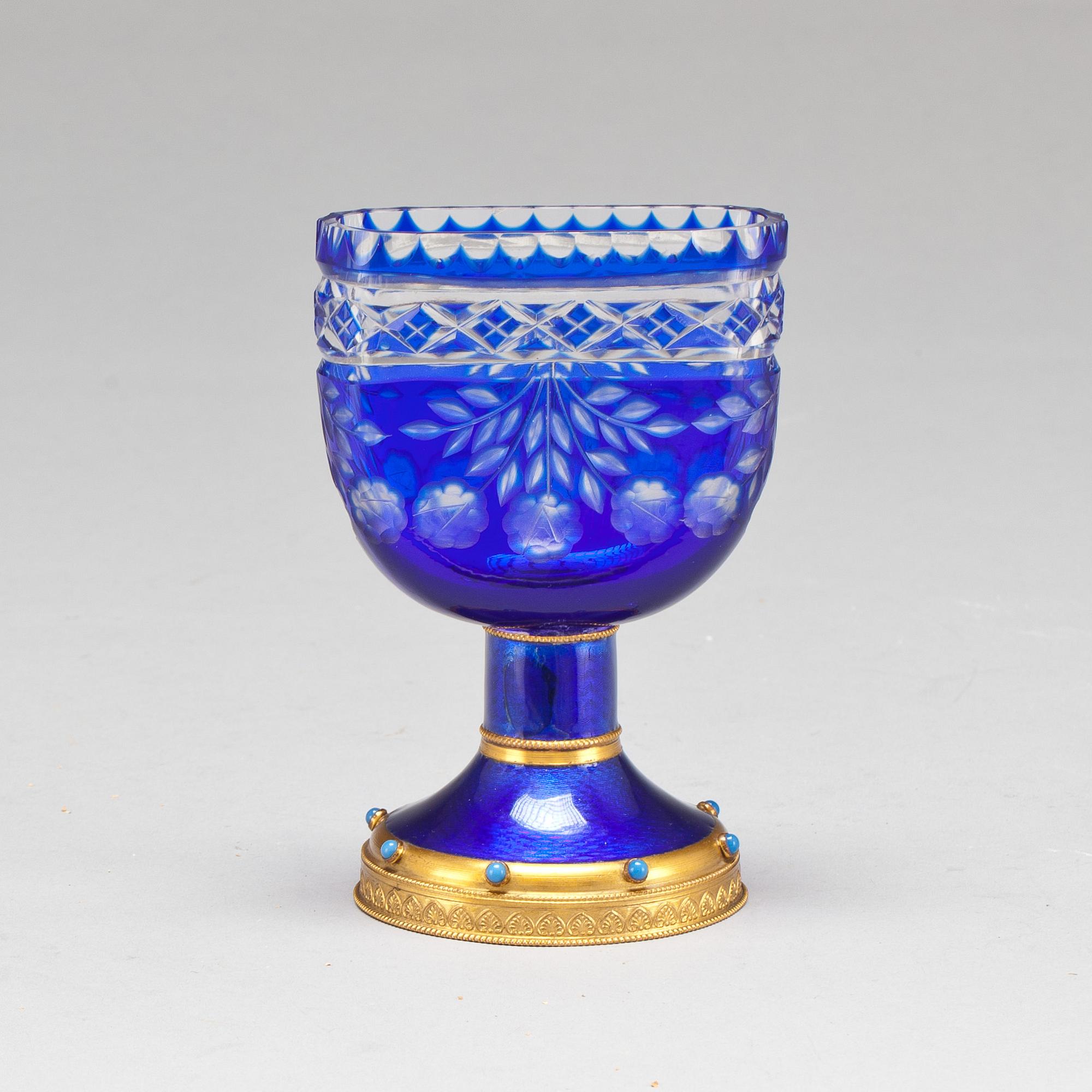 VISITSKORTSHÅLLARE, slipat glas och emalj. 1900-tal.