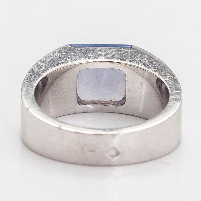 Cartier, "Tank" ring in 18K white gold and moonstone.