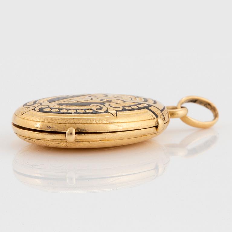 An 18K gold Möllenborg locket with black enamel decoration.