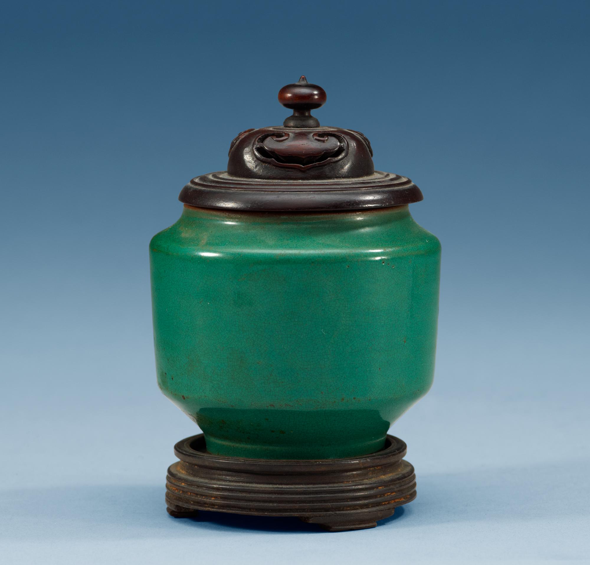 A green glazed miniature pot, Qing dynasty.