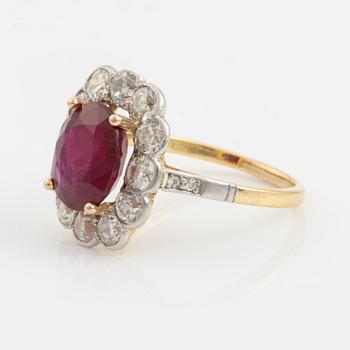 Ring 18K guld och platina med en fasettslipad rubin vikt ca 3.35 ct samt gammalslipade diamanter.