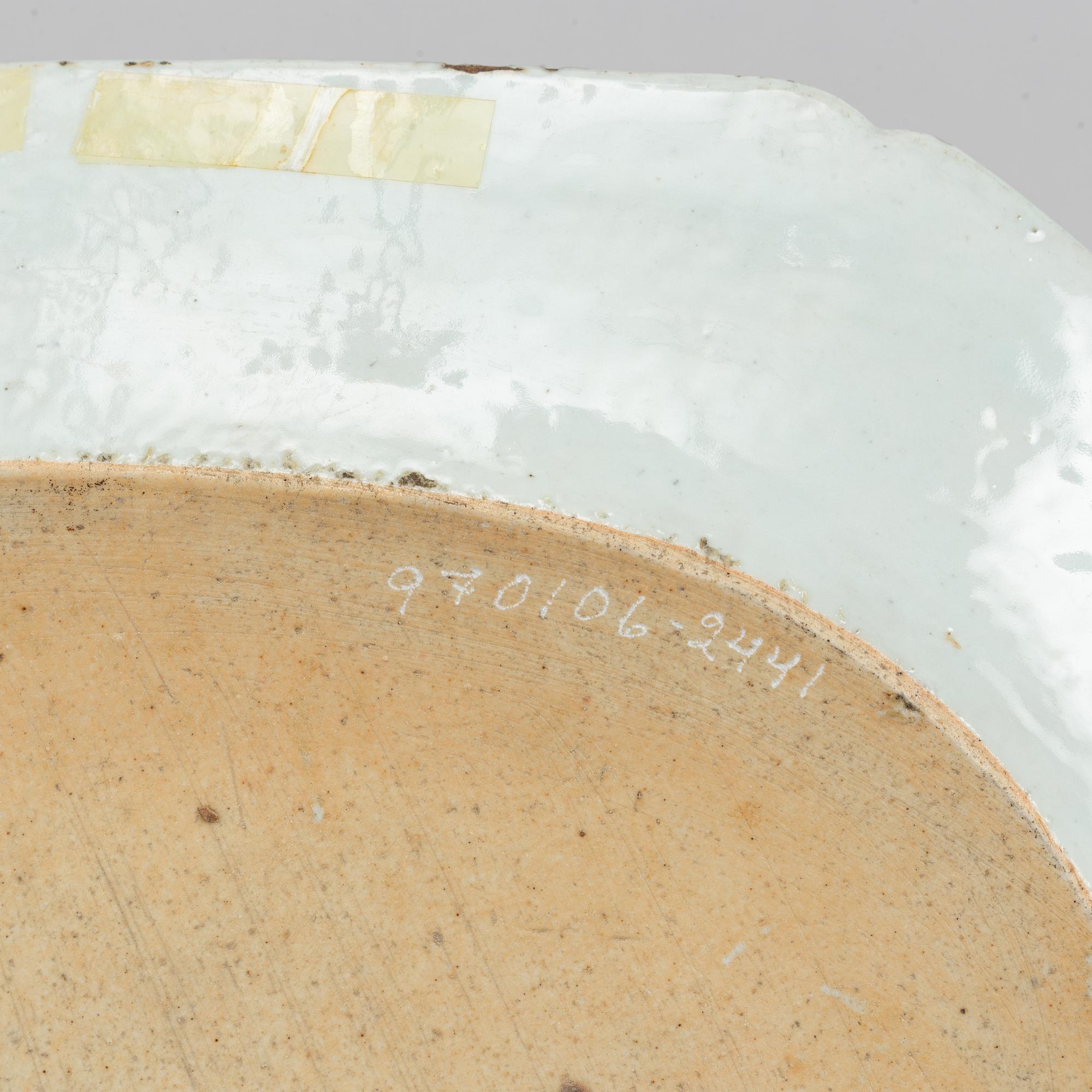 A blue and white export porcelain serving dish, Qing dynasty, Qianlong (1736-95).