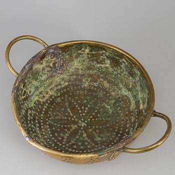 A brass colander, 18th/19th century.