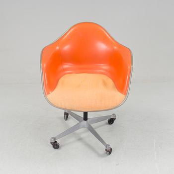 A CHARLES & RAY EAMES SWIWEL CHAIR FOR HERMAN MILLER, 1973.