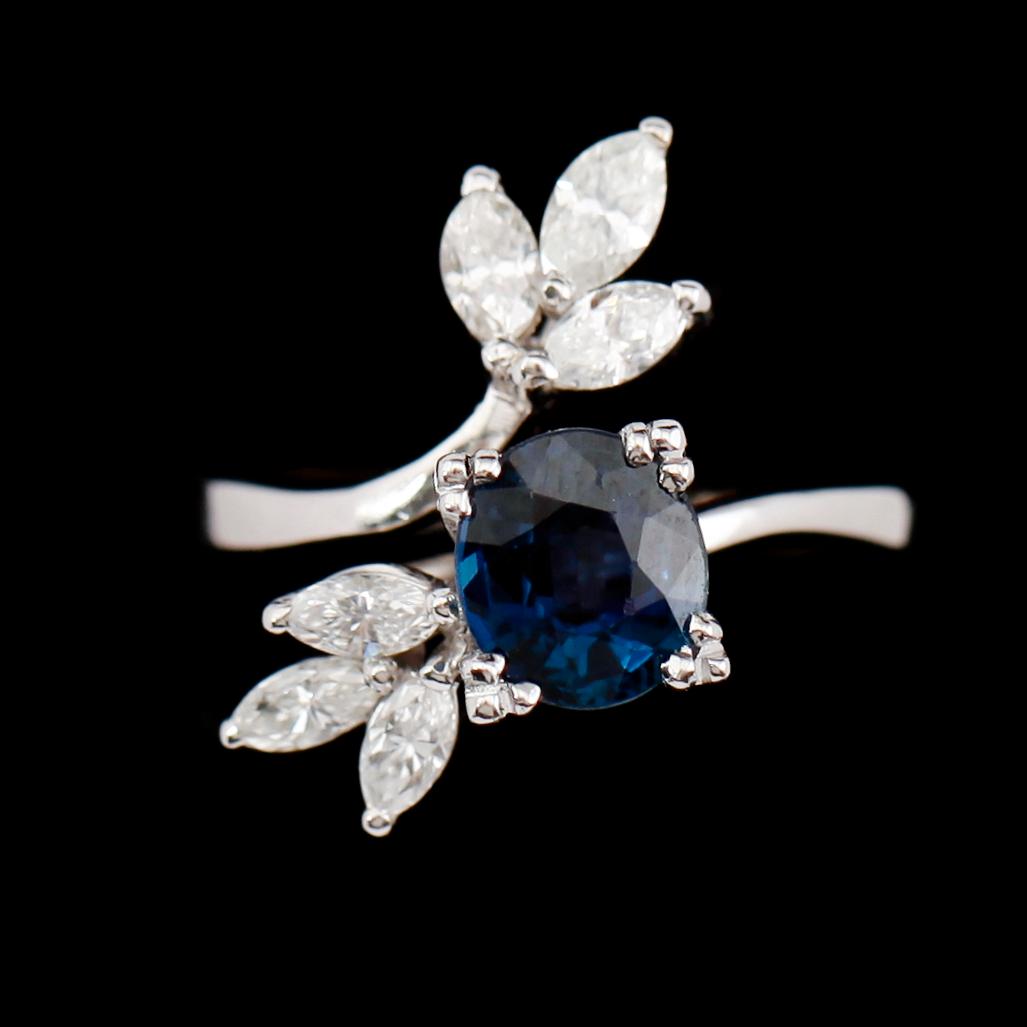 RING, 18 k vitguld, safir ca 2.00 ct, briljantslipade diamanter tot ca 0.44 ct.