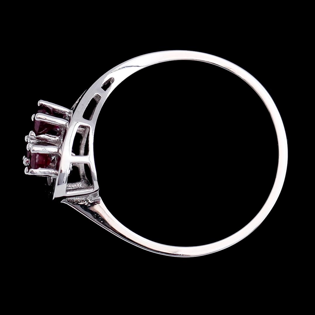 RING, 18 k vitguld med tre röda stenar. Vikt ca 2 gram.