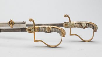 ARTILLERIOFFICERSSABLAR, ett par, 18/1900-tal.