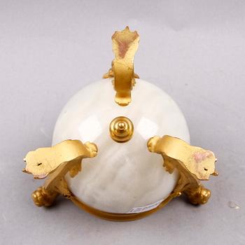 LOCKASK, mässing, alabaster, Louis XVI-stil, 1900-tal.